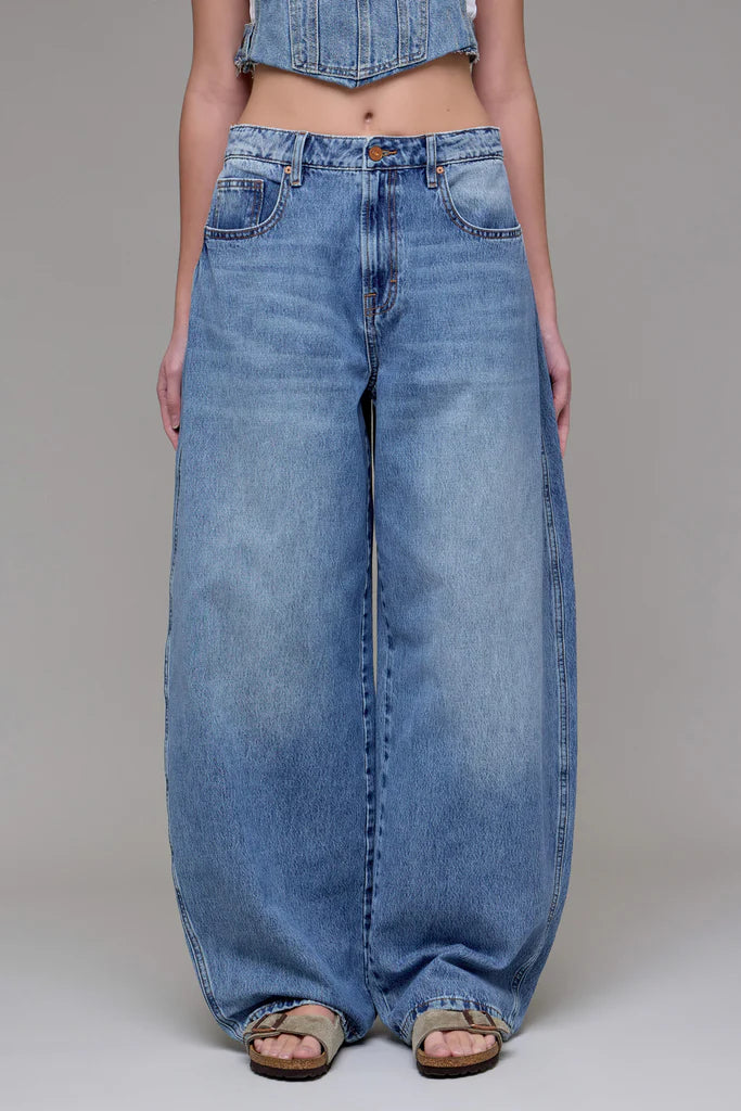 Hidden - SAMMIE - Medium Wash Clean Classic Barrel Jean