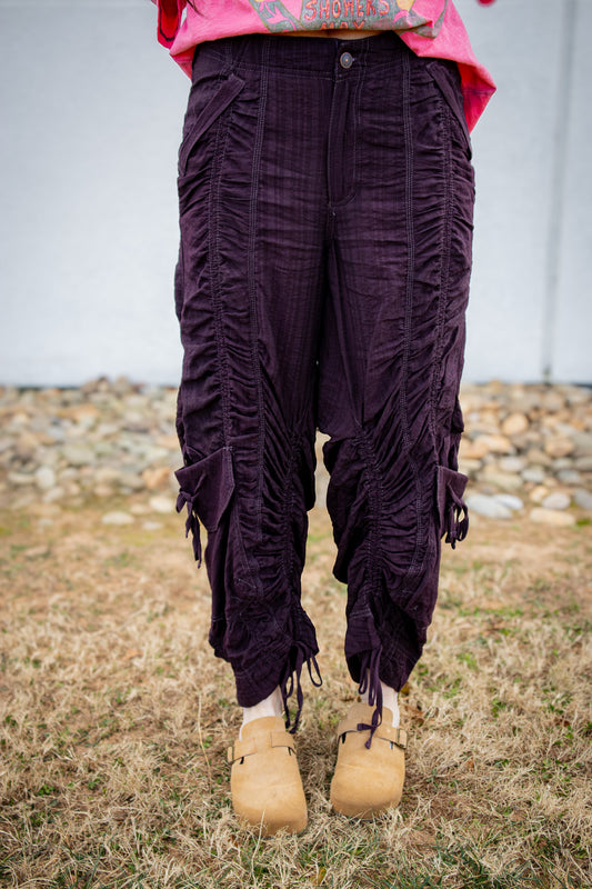 Free People - Scorpio Shirred Mid-Rise Cargo Pants - BLACK COFFEE