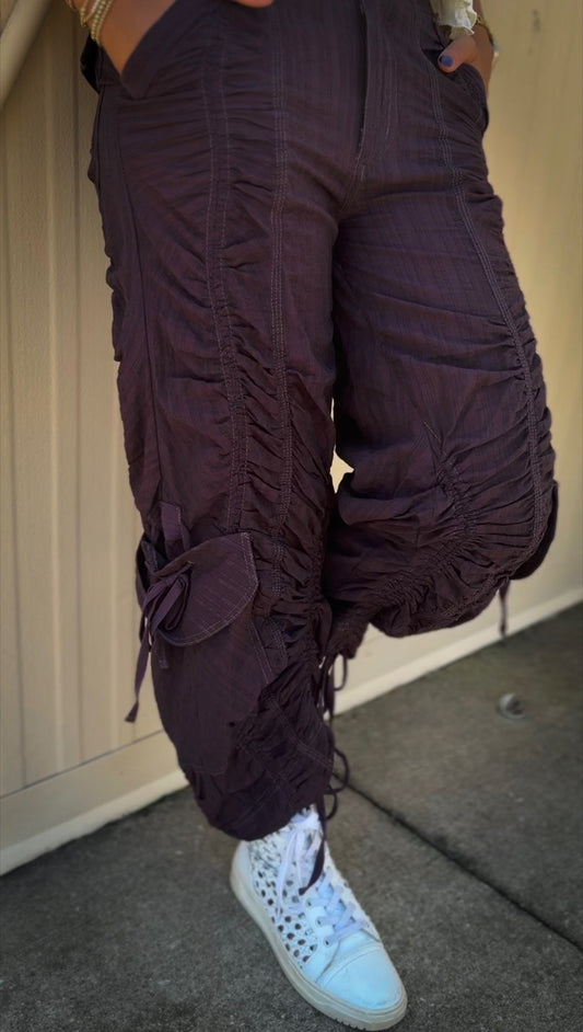 Free People - Scorpio Shirred Mid-Rise Cargo Pants - BLACK COFFEE