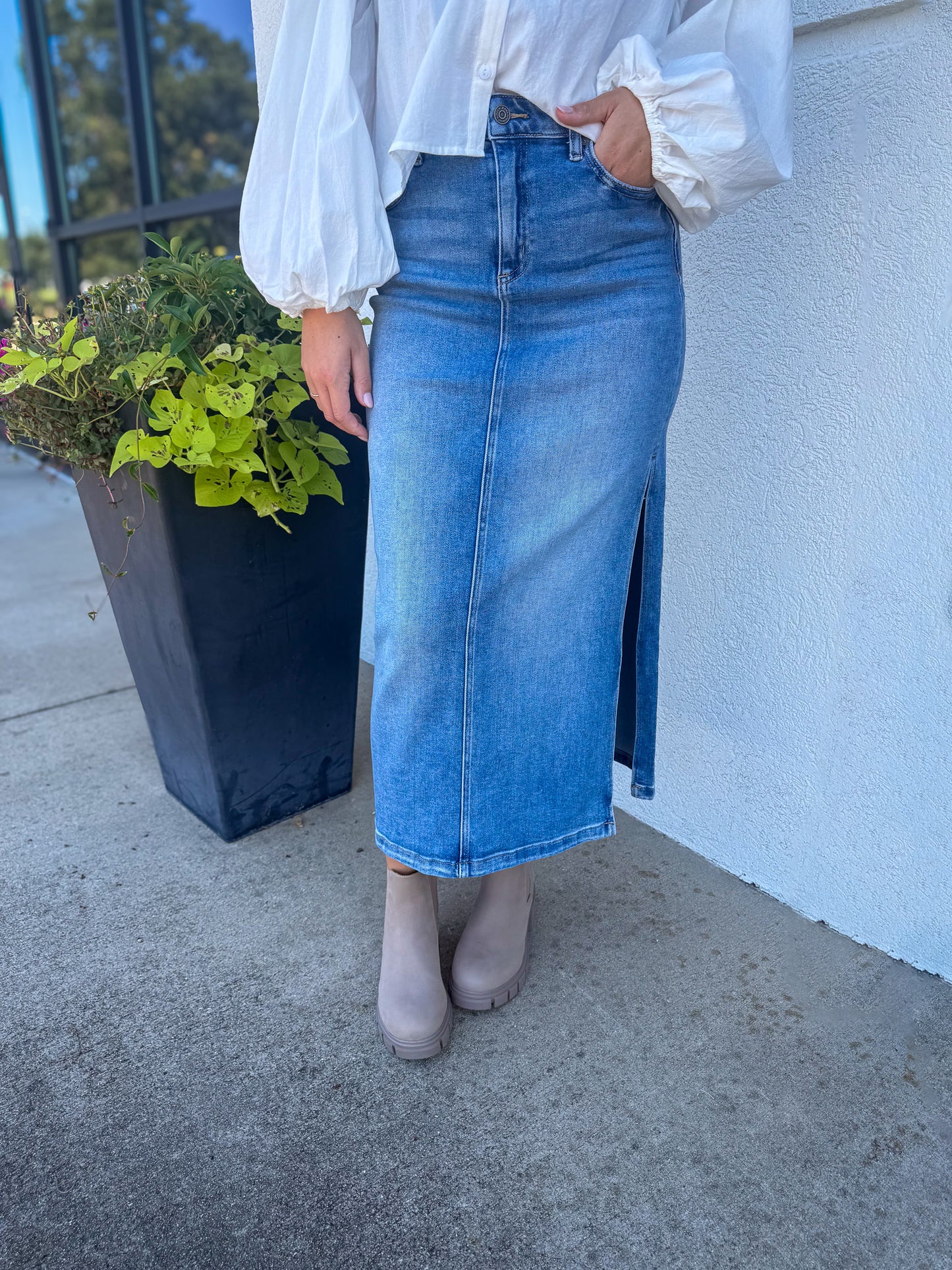 HIdden - Peyton Midi Skirt with Side Slit - Medium Wash