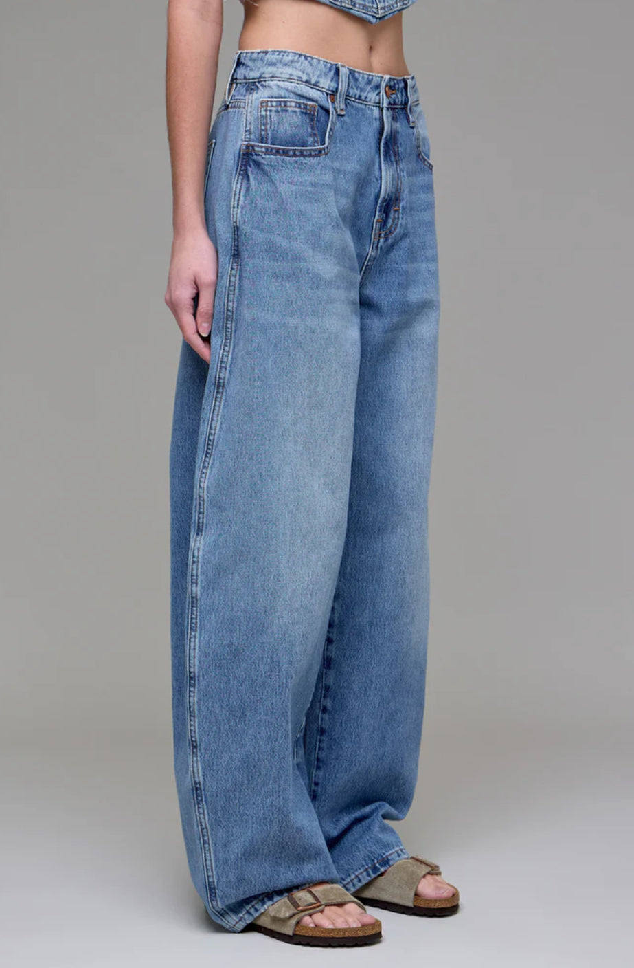 Hidden - SAMMIE - Medium Wash Clean Classic Barrel Jean