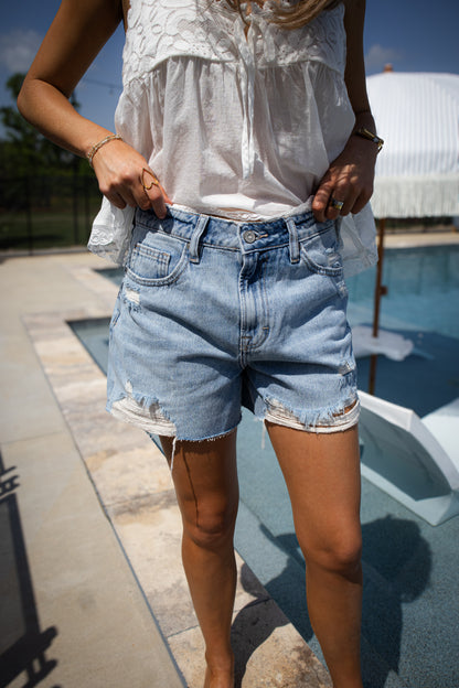 Hidden - FINN - Medium Light Distressed High Rise Short