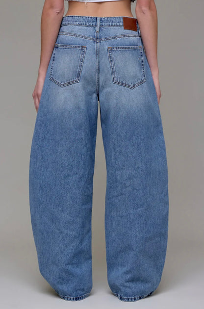 Hidden - SAMMIE - Medium Wash Clean Classic Barrel Jean