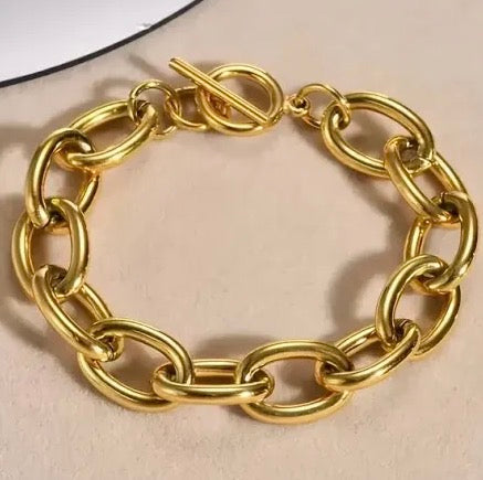 Trendy gold chain bracelet with large links and toggle clasp, polished finish