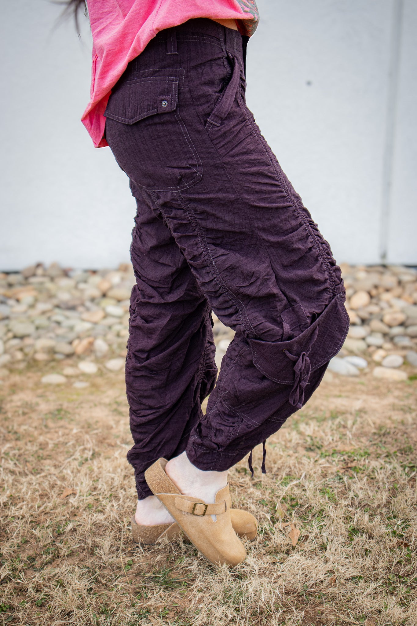 Free People - Scorpio Shirred Mid-Rise Cargo Pants - BLACK COFFEE