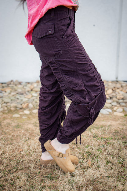 Free People - Scorpio Shirred Mid-Rise Cargo Pants - BLACK COFFEE