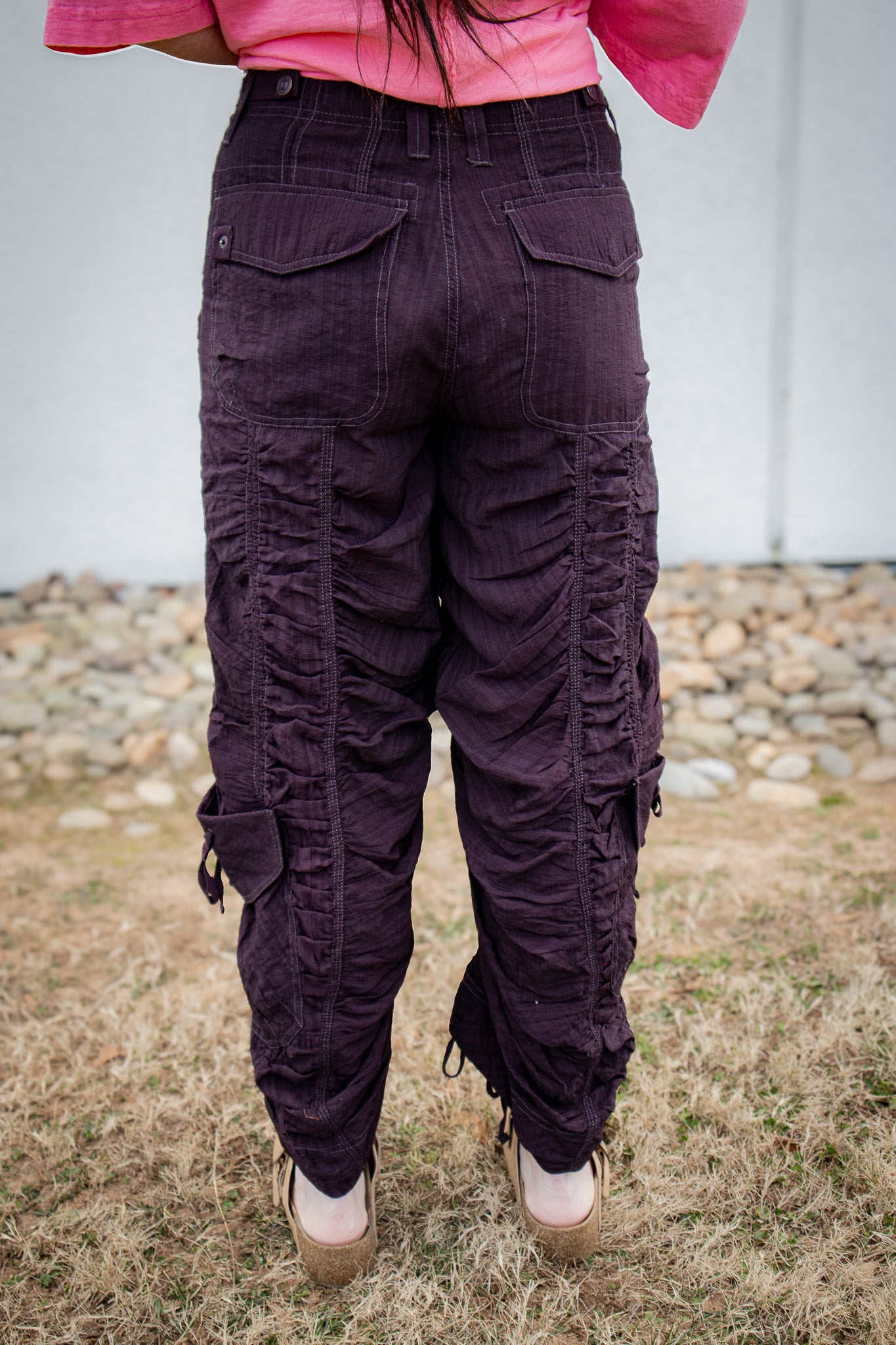 Free People - Scorpio Shirred Mid-Rise Cargo Pants - BLACK COFFEE