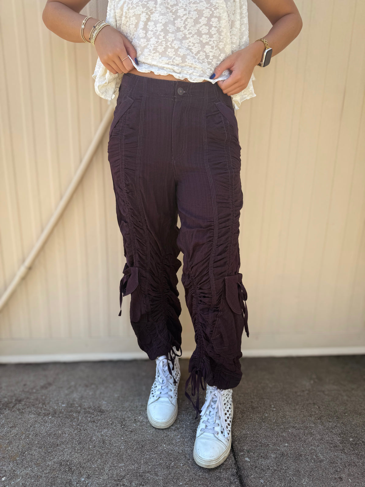 Free People - Scorpio Shirred Mid-Rise Cargo Pants - BLACK COFFEE