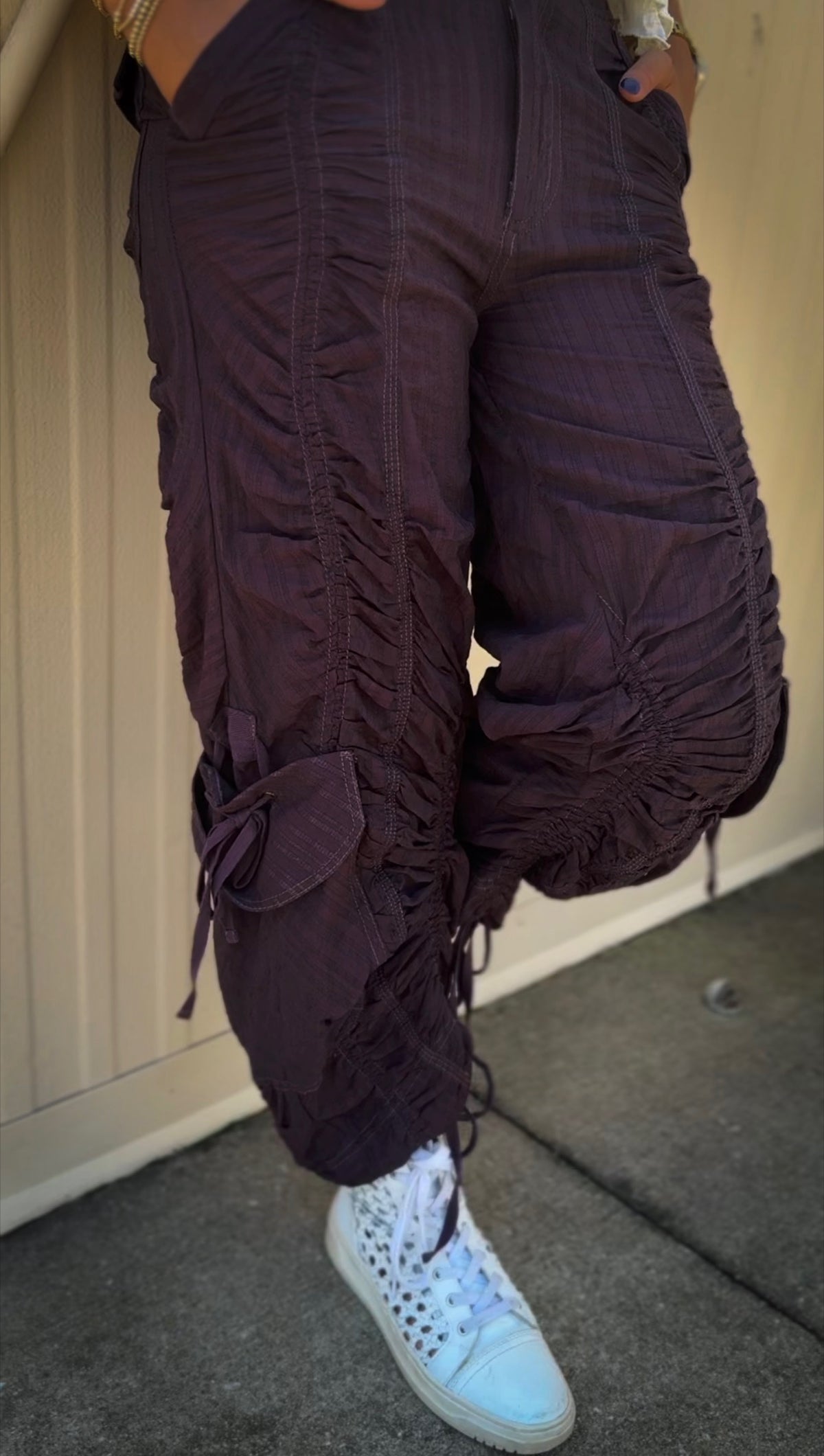 Free People - Scorpio Shirred Mid-Rise Cargo Pants - BLACK COFFEE