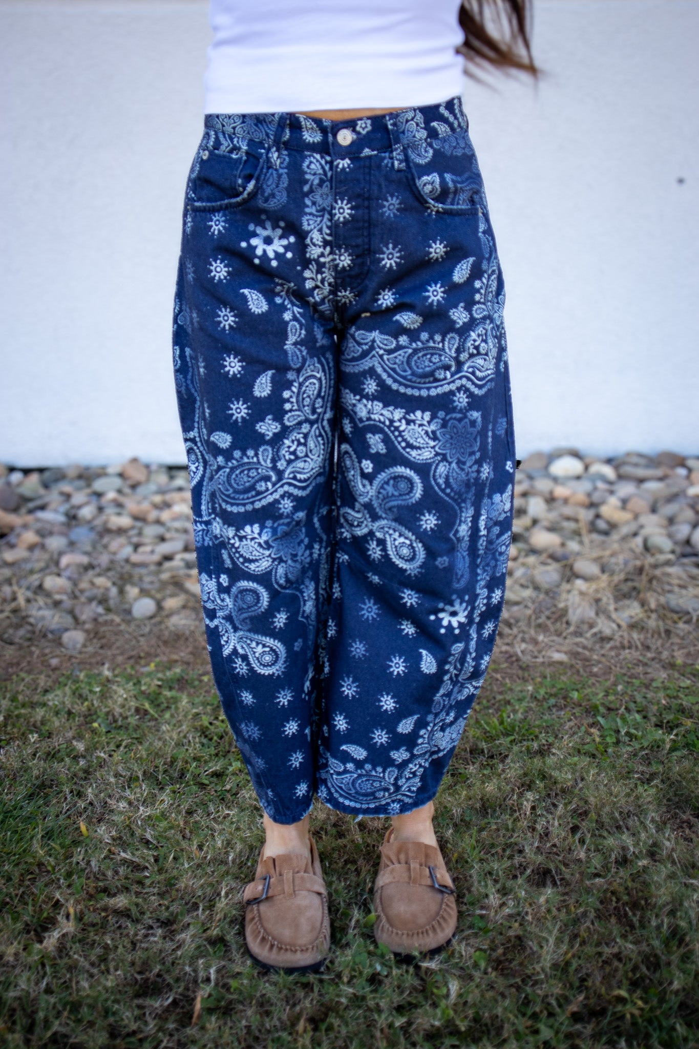 Free People - Good Luck Printed Barrel Jeans - NAVY BANDANA