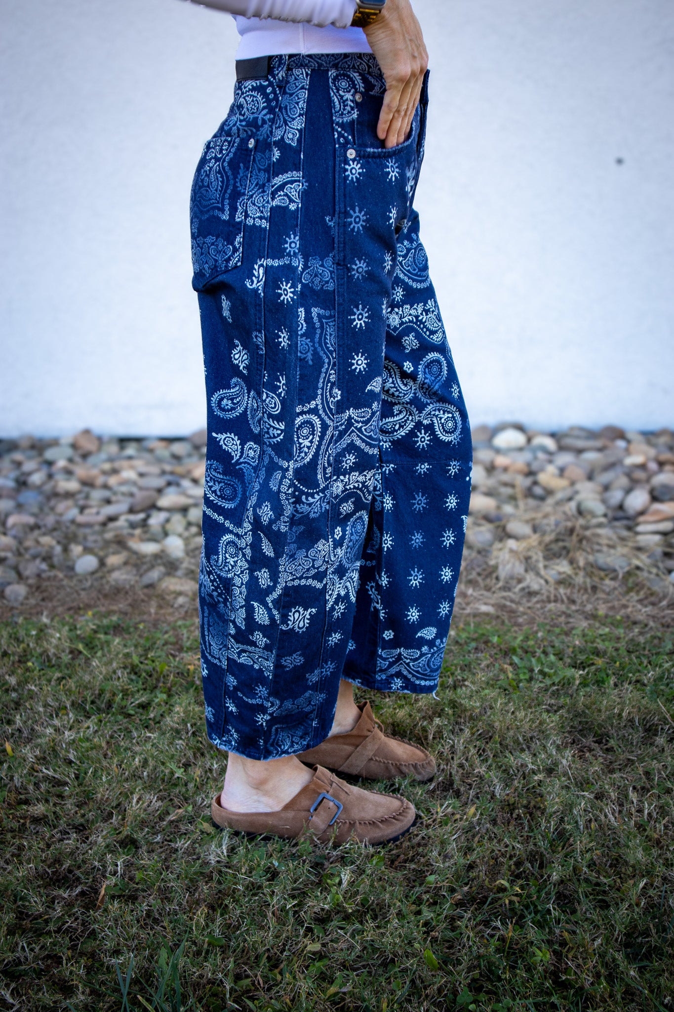 Free People - Good Luck Printed Barrel Jeans - NAVY BANDANA