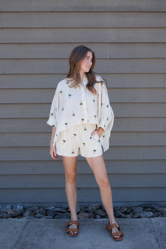 Upgrade your summer wardrobe with this breathable palm print gauze set. Perfect for beach days, poolside lounging, and vacations. Shop the effortless look now!