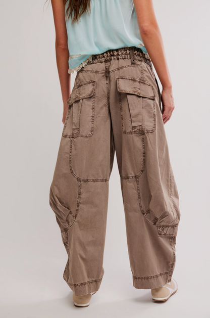 Free People We The Free Onset Cargo Parachute Pants – Dusted Cocoa